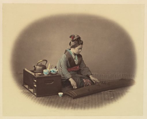 репродукция Репродукция "Женщина с чайным набором, играющая в Кото"