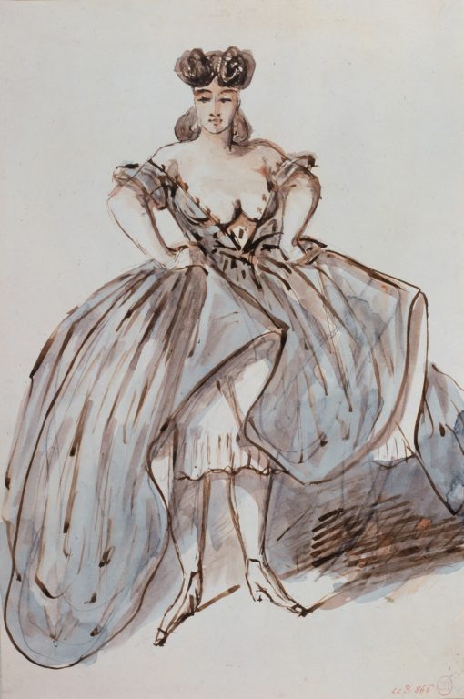 Женщина в платье с глубоким вырезом и подобранной юбкой