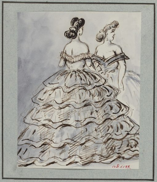 Женщина в платье с глубоким вырезом и оборками