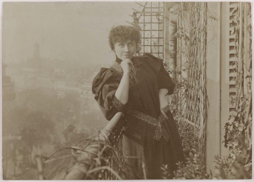 Портрет писательницы и феминистки Каролины Реми (Северин) на балконе бульвара Монмартр