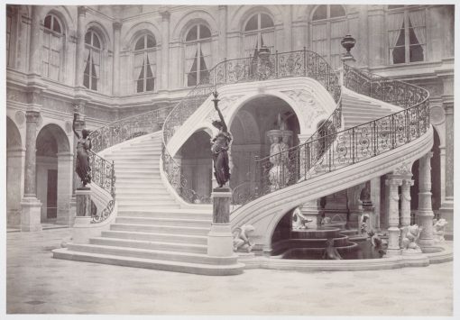 Лестница Старой Ратуши с фонтаном. 4-й округ Парижа